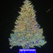 大きなツリー♪　白い点が雪♪