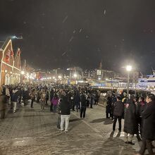 点灯式に集まる人々