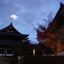 本堂と禅堂の夕景
