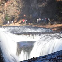 ダイナミックな吹割の滝 の様子