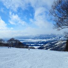 広いコースと雪質が魅力の野沢温泉スキー場の風景