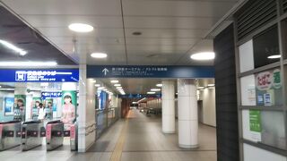 T1 ⇔ T2 の地下通路があった