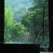 これだけ険しい山中を70km/h程度で越えていきます。