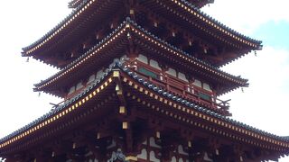 朱色の艶やかな塔