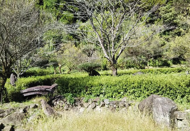 屋根付きのテーブルセットなどある居心地いい公園