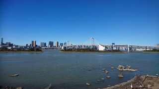 東京の湾岸エリアを見渡すことができます。