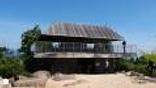 山頂からの眺望を楽しむことができる休憩所