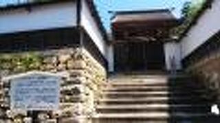 立派な門構えのお屋敷