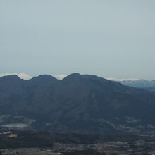 小野子山、中ノ岳、十二ヶ岳と背後に聳える谷川岳