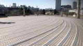 プロムナード公園にかかる歩道大橋