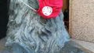 赤いマスクのライオン像