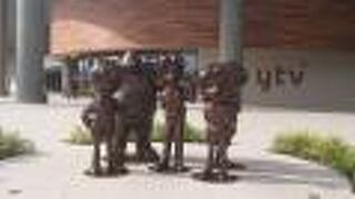 新社屋の外にも中にも名探偵コナン像がありました。