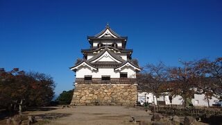 国宝五天守のひとつで琵琶湖を望むことが出来ます。