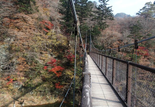 振り返り見たいほどの吊り橋