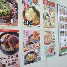 立ち食い蕎麦ですが丼物も充実しています