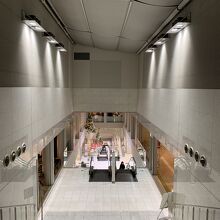 エスカレーター上の階から