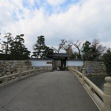 旭門の高麗門と旭橋