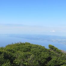 山頂は樹木に覆われています