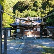 静かな雰囲気の神社