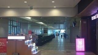 グアム空港の免税店です。