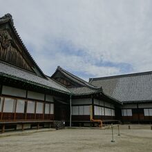 大小の正方形の建物が連なってます