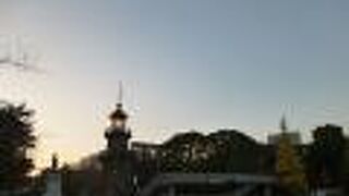 田安門を出たところにあります