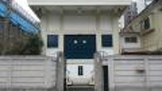 かつては西浅草の東本願寺に建っていました