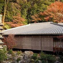 背後の山に作られた提案と書院