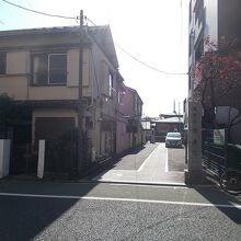 奥に本堂があります。