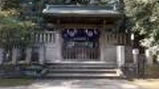 根津神社の境内にあります。