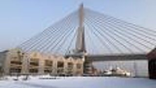 青森港に架かる