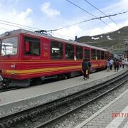 登山鉄道の乗り換え地点で人が多い