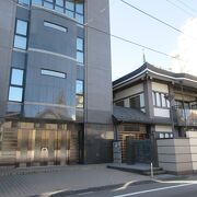 ５階建ての立派な会館があります