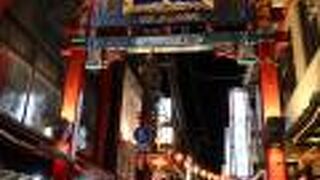 中華街の魅力が一層深まる門