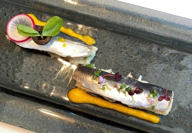 住宅街の中にある落ち着いたレストラン