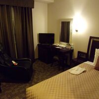 ベットは広め、マッサージチェア付きの部屋。