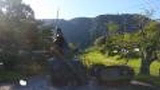 かっこいいポーズをとった銅像