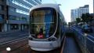 運行本数が多く、車両もバリアフリー