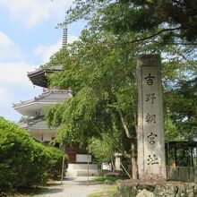 石碑が建ってます