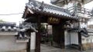 住宅街にある高槻城の移築門と伝わる門があるお寺。