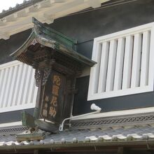 凝った看板です