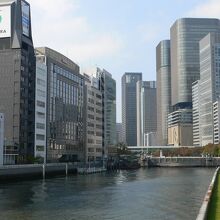 難波橋からはビルの谷間