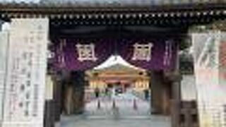 本殿と大堂とがよく間違われる様子。