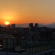 展望台から夕日と富士山を観る