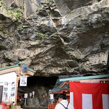 それでは洞穴の本殿（権現造り）にお参り