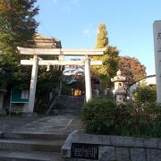 目白坂沿いにある神社です。