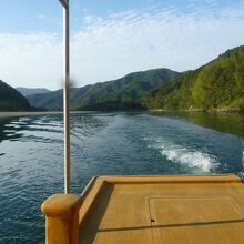 遊覧船に乗っての見学