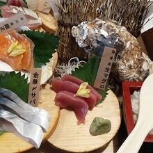 刺身盛り合わせ、ごはんとノリもついてきます