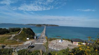 白い橋と青い海の絶景ポイント