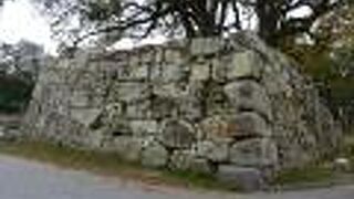 立派な石垣のみ残る。